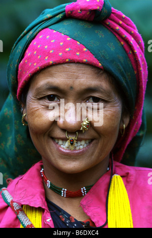 Una donna della casta Kami sorrisi di benvenuto, Tibling, Ganesh Himal, Nepal Foto Stock