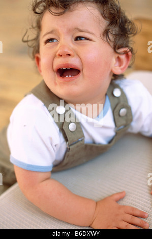 9-mese-vecchio bambino piangere, i bambini diventano sempre più aggressivo in questa fascia di età e di rendere i loro desideri e bisogni noti attraverso il pianto Foto Stock
