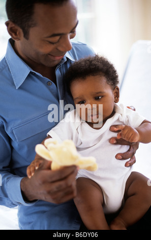 Padre e figlio. Padre a giocare con i suoi 5 mesi baby boy. Foto Stock