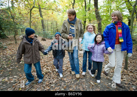 Camminare in un bosco. I genitori e i bambini a camminare in un bosco in autunno. Foto Stock