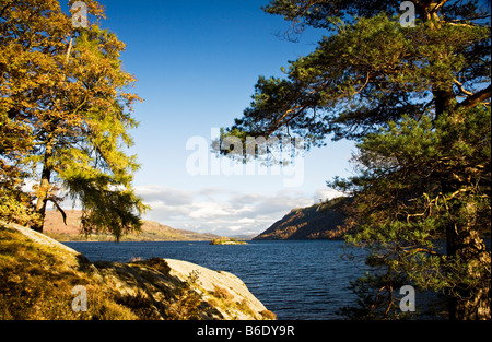 Una soleggiata giornata autunnale sulle rive di Ullswater nel Parco nazionale del Lake District Cumbria Inghilterra England Regno Unito Foto Stock