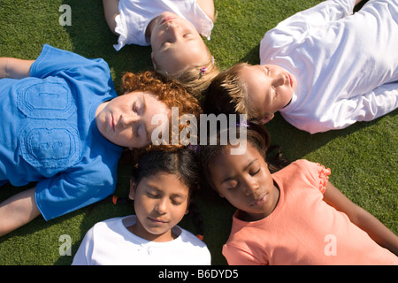 Amici di infanzia di dormire su erba. Foto Stock