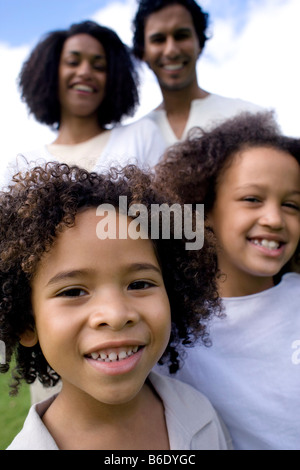 La famiglia felice. I genitori tenendo le mani con i loro due bambini. Foto Stock