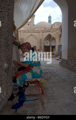 La Repubblica di Uzbekistan. Khiva. Gestito dal governo tessitori di tappeti e dyer. Khiva città vecchia, Itchan Kala, Foto Stock