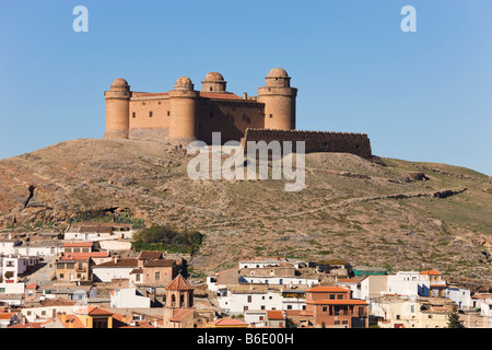 La Calahorra provincia di Granada Spagna castello del XVI secolo il villaggio di cui sopra Foto Stock