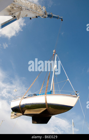 Barche di sollevamento al di fuori dell'acqua per l'inverno a ashlett sailing club Foto Stock