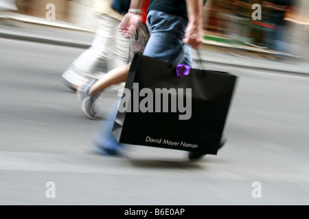 Persone con cani dello shopping di via Condotti, Roma Foto Stock
