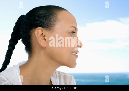 Donna felice accanto al mare. Foto Stock