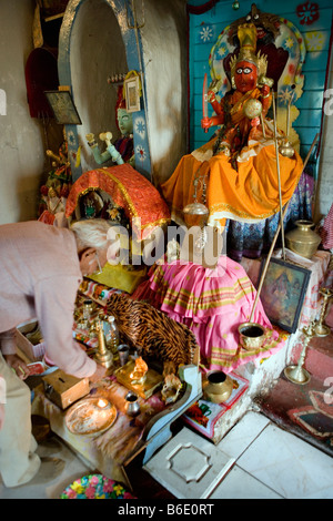 Sud Africa. Durban. Uomo maturo in Indian tempio indù che offre Foto Stock