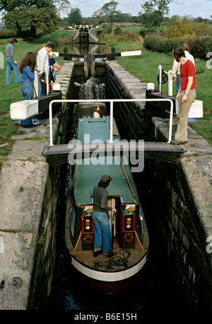 Barca stretta inserendo un blocco su un canale a Macclesfield, Cheshire, UK (1970s) Foto Stock