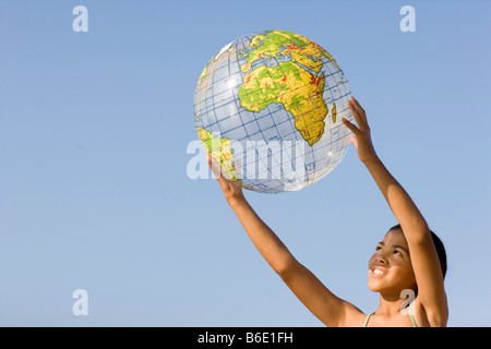 Ragazza con un globo gonfiato. Foto Stock