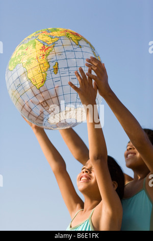 Ragazza con un globo gonfiato. Foto Stock