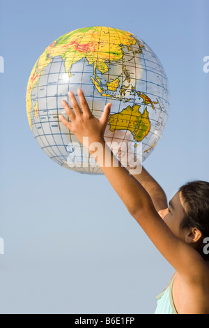 Ragazza con un globo gonfiato. Foto Stock