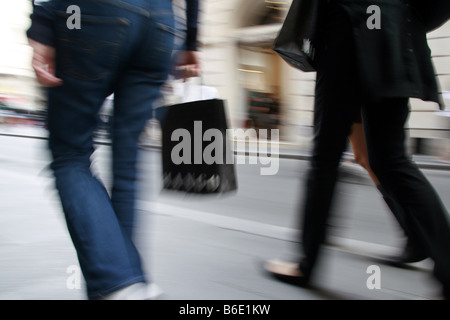 Persone con cani dello shopping di via Condotti, Roma Foto Stock