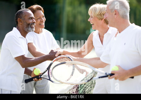 I giocatori di tennis si stringono la mano dopo una partita raddoppia. Foto Stock