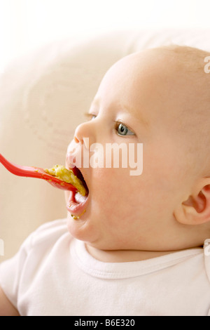 Baby girl essendo spoon-fed Foto Stock