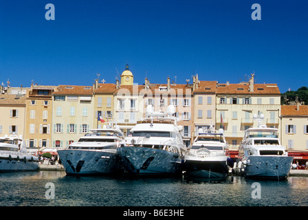 Yacht di lusso e barca ormeggiata in Saint Tropez Harbour Foto Stock