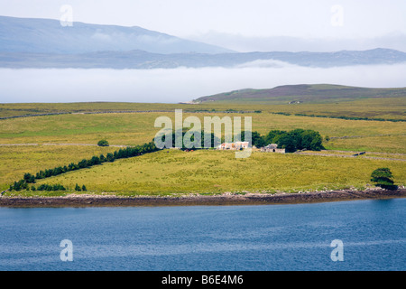 Scotch mist dietro l'isola di pecora in Loch pecora, Wester Ross, Highland, Scozia Foto Stock