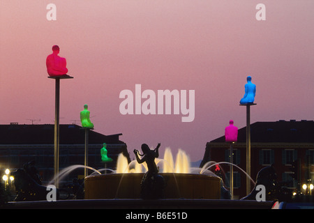 Piazza Massena e la fontana di notte con il colorato illuminato scultura dell'artista spagnolo Jaume Piensa Foto Stock