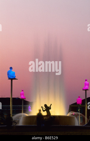 Piazza Massena e la fontana di notte con il colorato illuminato scultura dell'artista spagnolo Jaume Piensa Foto Stock