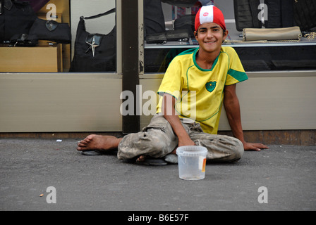 Senzatetto ragazzo sul marciapiede, Marsiglia, Francia, Europa Foto Stock