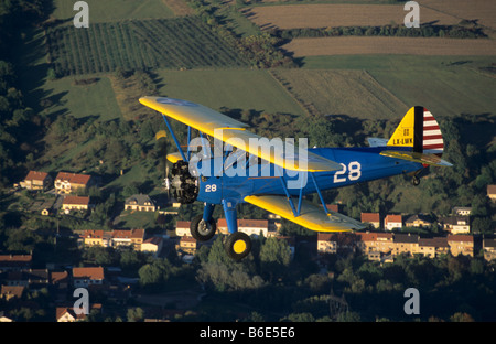 Vecchio trainer americano Boeing biplanare PT-17 Kaydet / modello Stearman 75 in volo Foto Stock