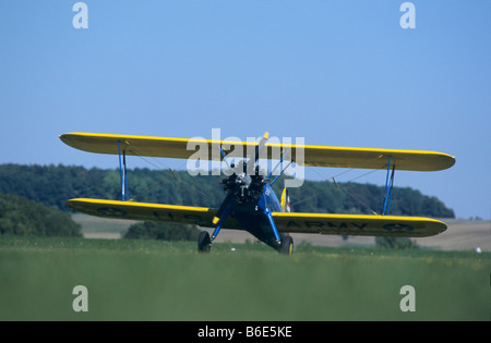 Vecchio trainer americano Boeing biplanare PT-17 Kaydet / modello Stearman 75 Foto Stock