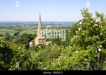 Guardando attraverso la chiesa di San Nicola nel villaggio Costwold di Saintbury, Gloucestershire e fuori attraverso la valle di Evesham Foto Stock