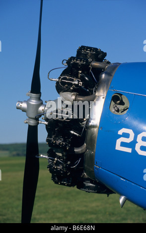 Vecchio american Continental R-670-5 motore radiale (225 hp) su un biplano trainer Boeing PT-17 Kaydet / modello Stearman 75 Foto Stock