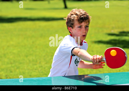 Azione girato di ragazzo giocando a ping-pong Foto Stock