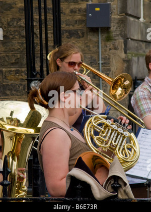 Musicisti di strada a Edimburgo in Scozia Foto Stock