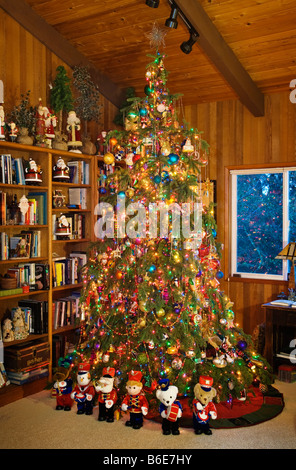 Heavily decorated Christmas tree in family room of upper middle class American home Foto Stock