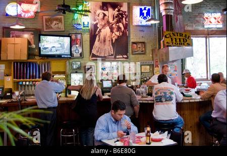 Austin South Congress Avenue (SoCo) caratteristiche dell'anca i ritrovi locali come Guero's Taco Bar Foto Stock