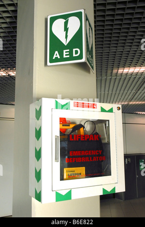 Defibrillatore di emergenza. L'aeroporto di Schiphol. Amsterdam. Paesi Bassi Foto Stock