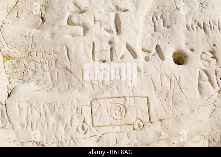 Graffiti incisi in Chalk scogliera Seaford East Sussex Regno Unito Foto Stock