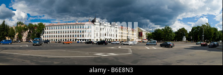 Panorama di piazza Oktyabrskaya a Pskov, Russia Foto Stock