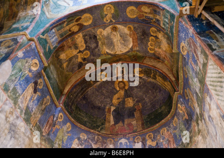 Interno e affreschi della trasfigurazione Cattedrale (1156) di Mirozh monastero a Pskov, Russia Foto Stock