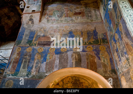 Interno e affreschi della trasfigurazione Cattedrale (1156) di Mirozh monastero a Pskov, Russia Foto Stock