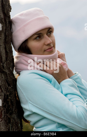 Ritratto attraente giovane donna in posa all'aperto indossare lanosa rosa hat Foto Stock
