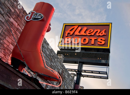 Austin South Congress Avenue (SoCo) landmark, Allens stivali insegna al neon Foto Stock