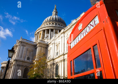 Telefono rosso scatola con graffiti rimosso accanto alla Cattedrale di St Paul cupola nella città di Londra, Regno Unito Foto Stock