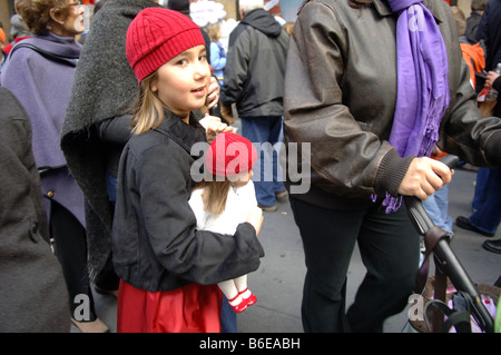 Gli amanti dello shopping sulla Quinta Avenue in New York Foto Stock