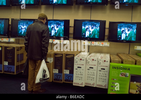 Ai clienti di sfogliare il televisore a schermo piatto, visualizzazione in un Best Buy negozio di elettronica in New York Foto Stock