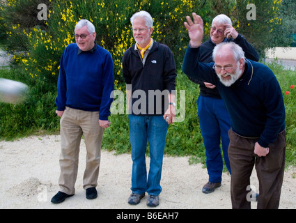 Gruppo di uomini anziani giocando a un improvvisato gioco delle bocce, Nyons, Languedoc-Roussillon, Francia Foto Stock