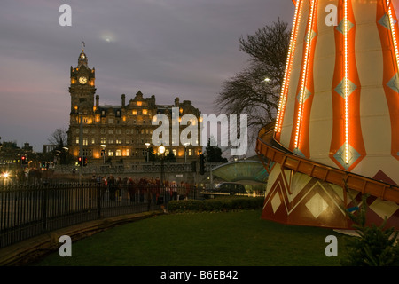 Helter Skelter slitta al crepuscolo in Princess Street, Edimburgo, capitale, Scotland, Regno Unito Foto Stock