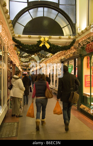 Il Corridoio shopping arcade, bagno, Inghilterra UK, Natale 2008 Foto Stock