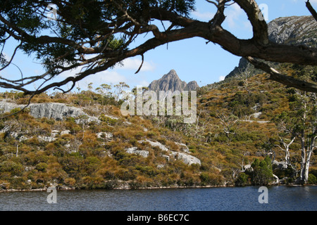 Una culla di cime delle montagne come vista attraverso Wombat piscine Foto Stock