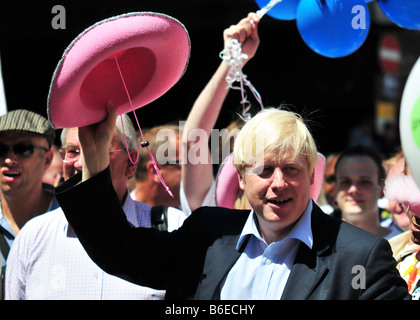 Sindaco di Londra Boris Johnson cerca su una rosa cowgirl hat al Gay Pride Londra 2008 Foto Stock