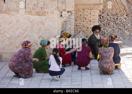 Turkman donne pellegrini e shaykh pregare nel santuario di Jamal al-Din, Anau, Turkmenistan Foto Stock