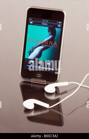 Apple iPod Touch con Rihanna su schermo e auricolari Foto Stock